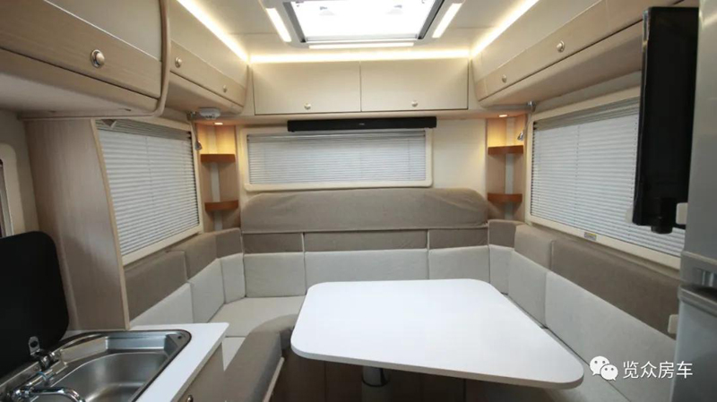 這款房車的客廳真給力 這款房車的客廳真給力